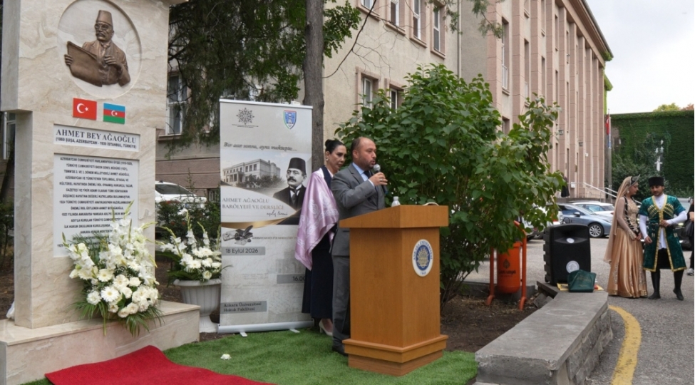 ehmed-agaoglunun-xatiresine-hesr-olunmush-barelyefin-ve-auditoriyanin-achilishi-kechirilib