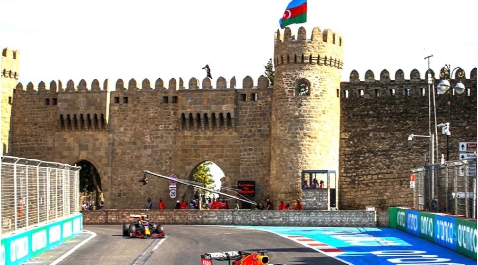 formula-2-uzre-azerbaycan-qran-prisinde-serbest-yurush-bashlayib