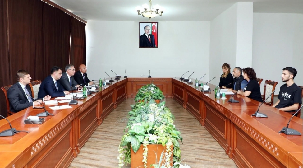 azeriqaz-ib-nin-bash-direktoru-xankendide-vetendashlarin-muracietlerini-dinleyib