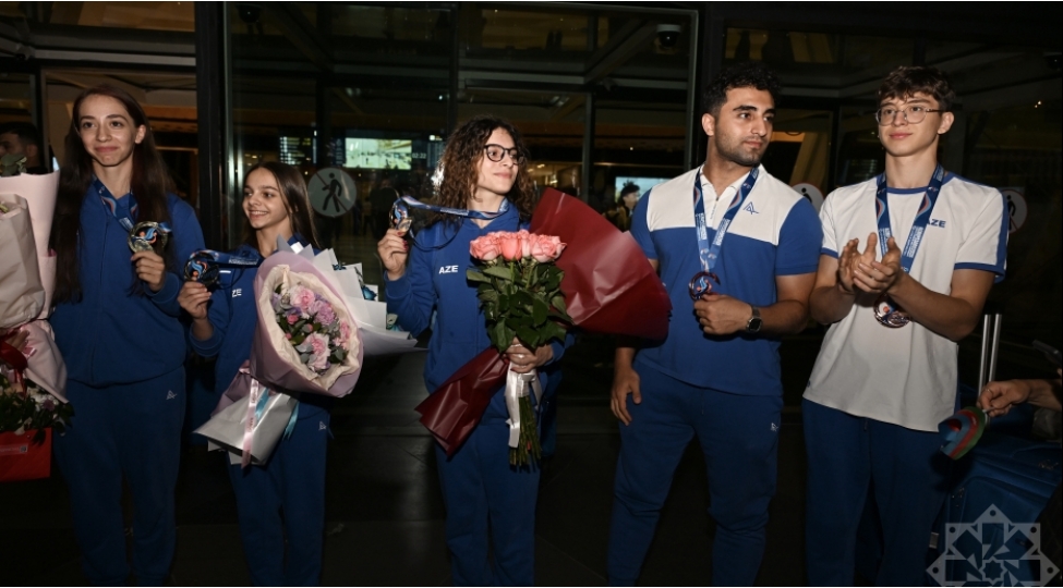 dunya-chempionatinda-ugurla-chixish-eden-azerbaycan-gimnastlari-vetene-qayidiblar