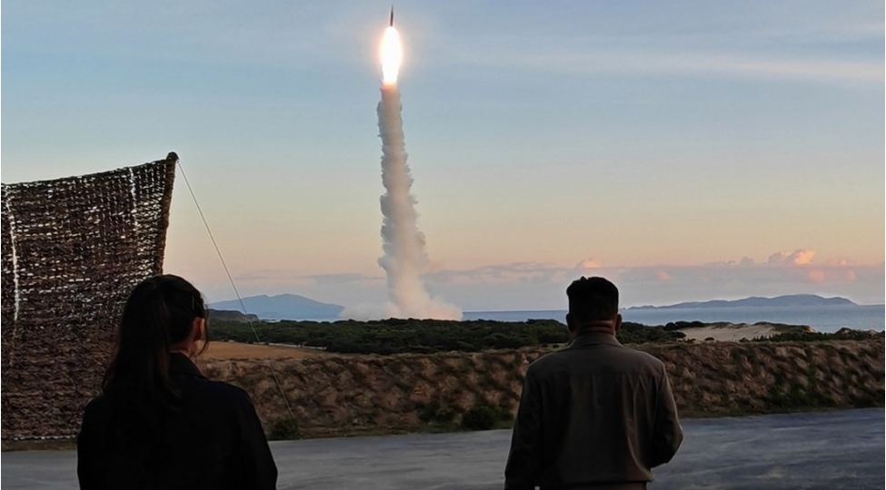 kim-chen-in-qizi-ile-birlikde-raketin-buraxilishini-mushahide-edib