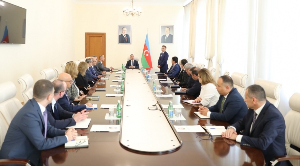 anar-bayramov-sehiyye-nazirliyinin-kollektivine-teqdim-olunub