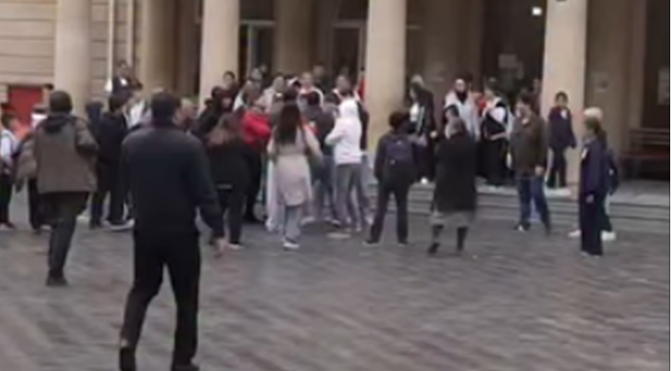 bakida-mektebde-chekilish-eden-media-numayendeleri-hucuma-meruz-qalib-saxlanilanlar-var-video