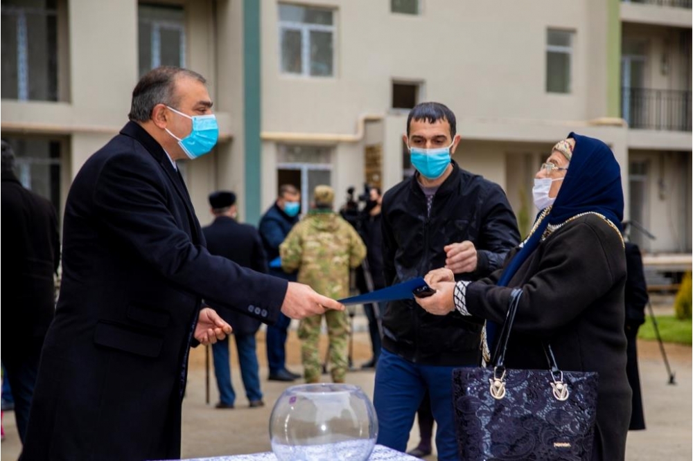 Haqqin az новости. В Азербайджане семья шехиды получили квартиры.