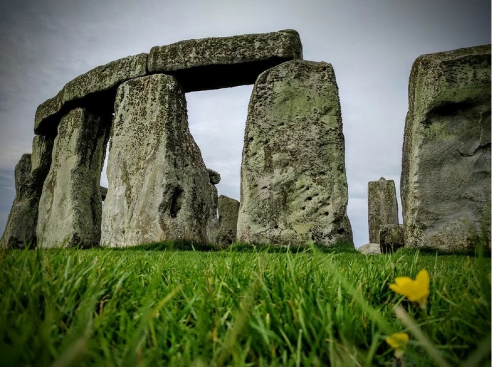 Stone england. Кромлех Стоунхендж. Кромлех Стоунхендж Англия. Мегалитические сооружения Стоунхендж. . Кромлех Стоунхендж в Великобритании.