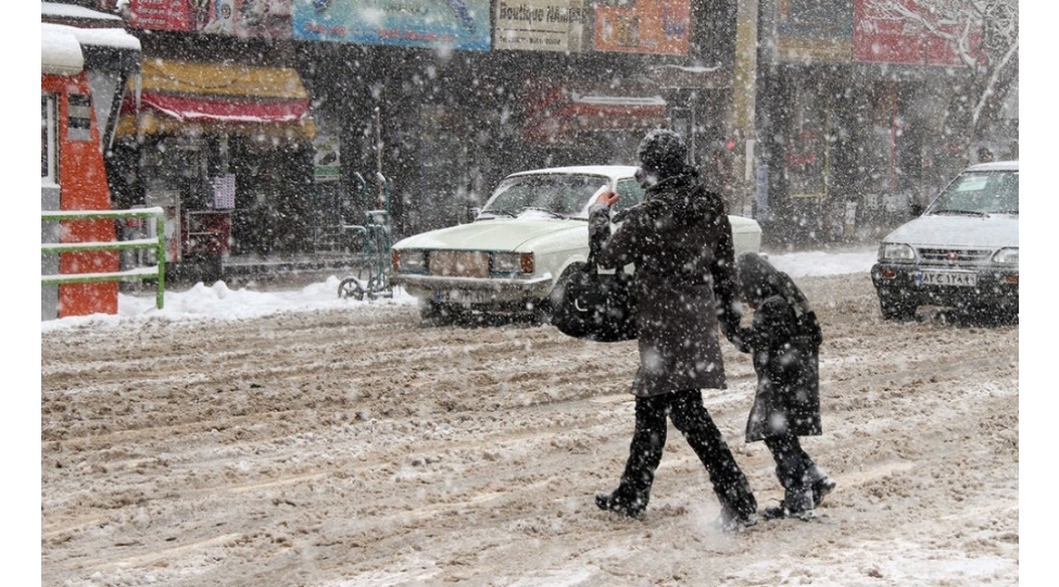erdebile-guclu-qar-yagib-yollar-baglanib