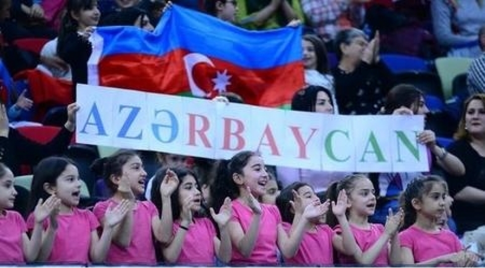 azerbaycanli-qizlarin-ela-himn-ifasi-video