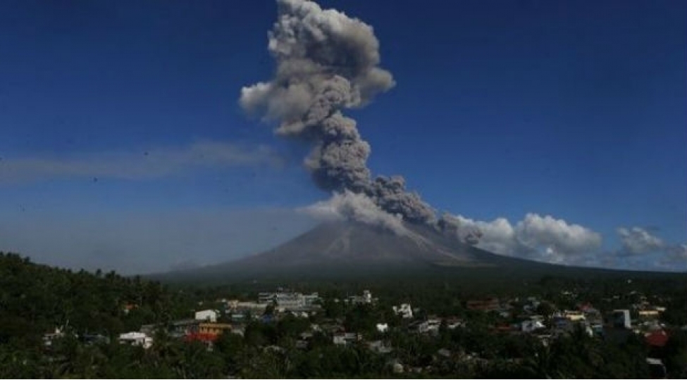 indoneziyadaki-sinabunq-vulkani-partlayib-video