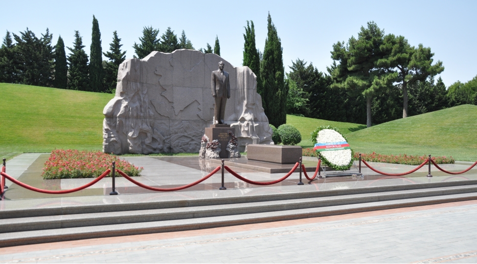 azerbaycan-xalqi-ulu-onder-heyder-eliyevin-parlaq-xatiresini-boyuk-ehtiramla-anir
