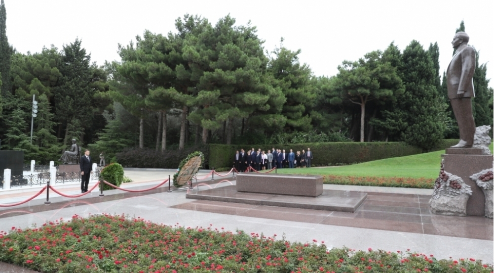 ulu-onder-heyder-eliyevinmezarive-shehidler-xiyabaniziyaret-edilib-foto