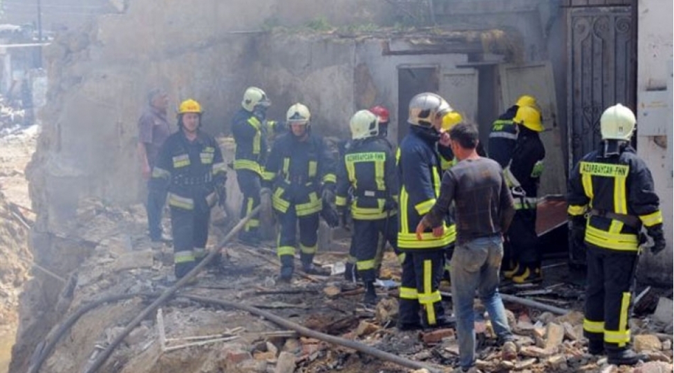 gedebeyde-ikimertebeli-evde-yangin-bash-verib