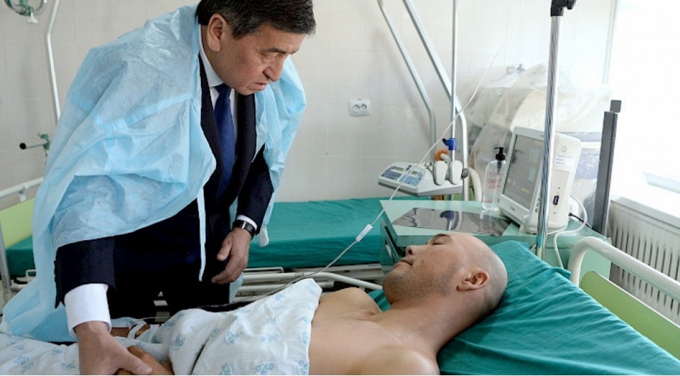 qirgizistan-prezidenti-tacikistanla-serhedde-bash-veren-munaqishede-yaralananlara-bash-chekib