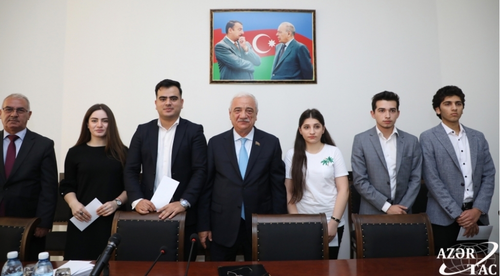 hemkarlar-ittifaqi-feali-olan-64-telebeye-adli-teqaud-verilib