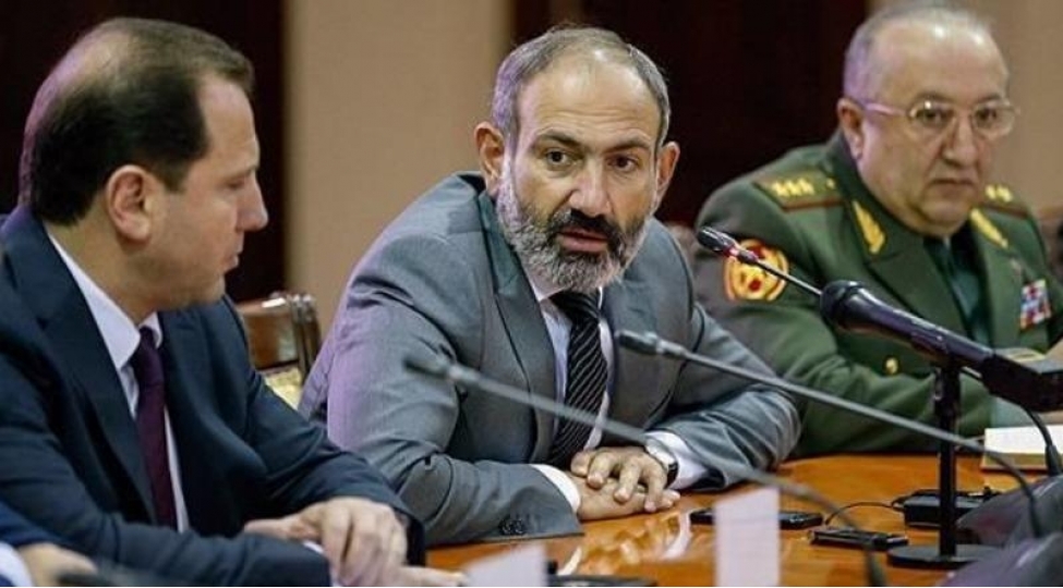 pashinyan-mudafie-nazirini-qovdu