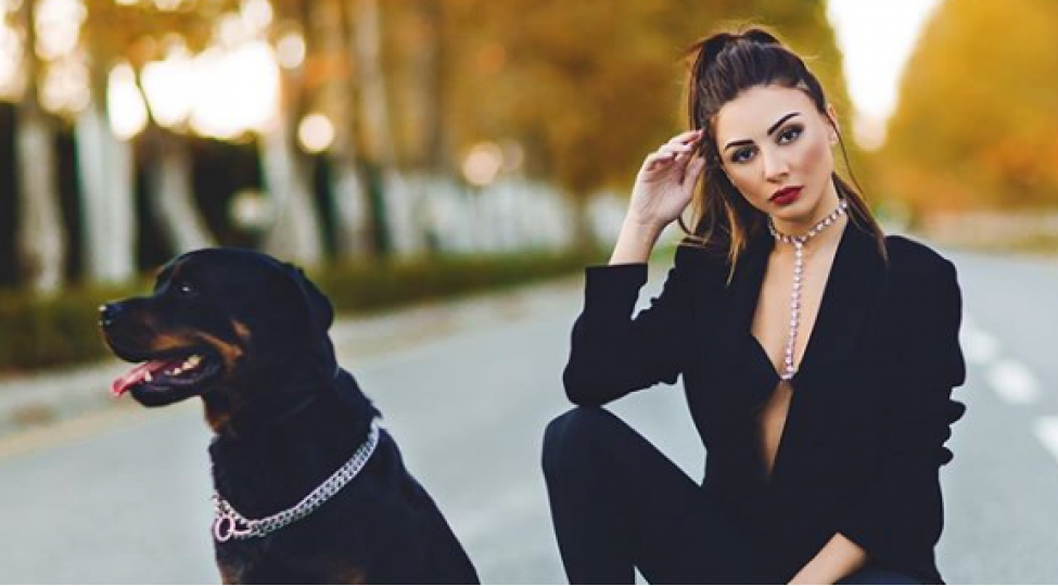 aysel-elizade-kamera-qarshisina-kechdi-foto