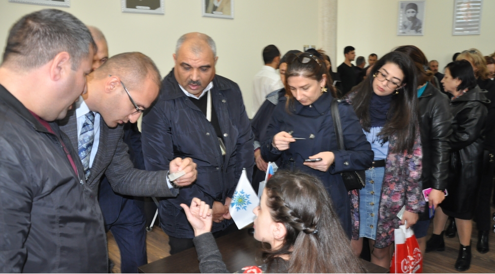 pirallahida-vetendashlar-yap-in-namizedleri-uchun-imza-verirler-foto