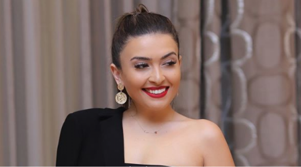 azerbaycanli-aktrisa-soyundu-foto