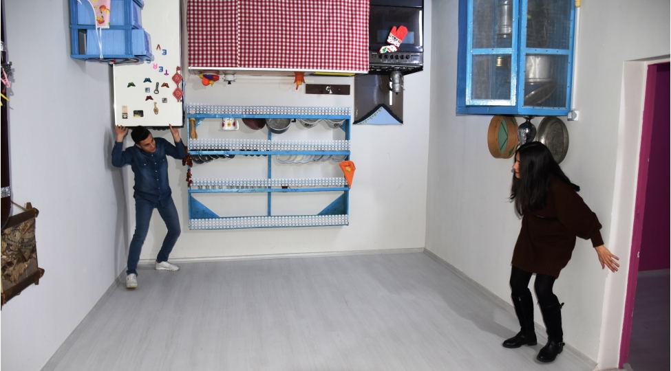 bu-evde-her-shey-tersdir-foto
