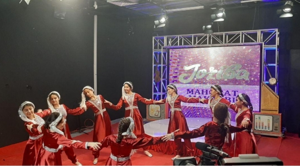 ozbekistan-televiziyasinda-milli-reqslerimizden-danishilib