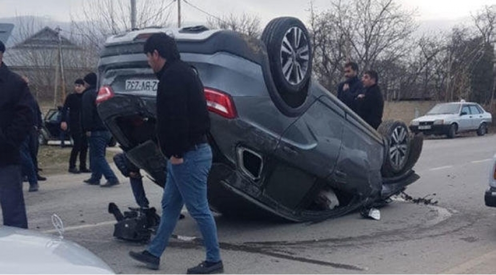 azerbaycanda-divara-chirpilan-mashin-piyadanin-ustune-ashdi