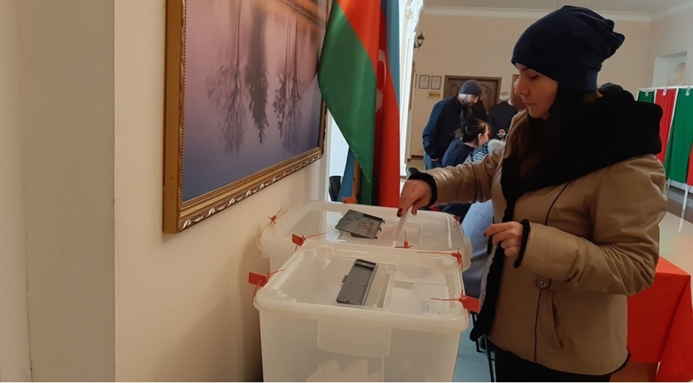 gurcustanli-mushahidechi-azerbaycanda-sechkiler-sakit-sheraitde-kechib