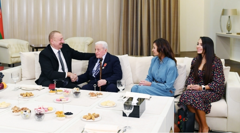 prezident-ve-xanimi-xalq-artisti-ile-gorushdu-foto