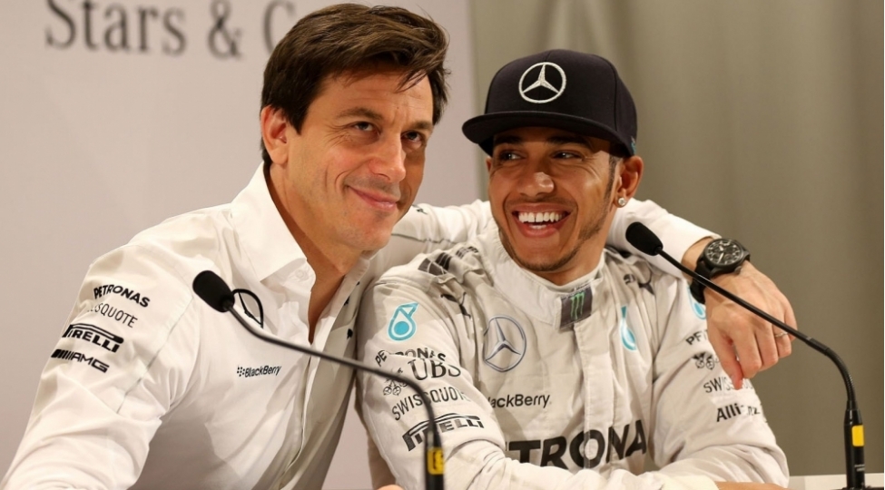 luis-hamilton-mercedes-ile-danishiqlara-bashlayib