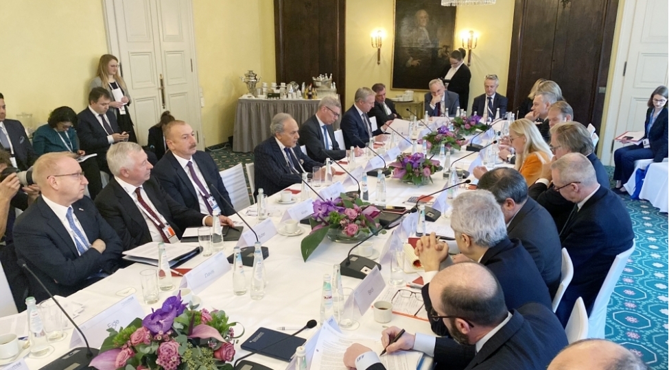 prezident-munhende-deyirmi-masada-ishtirak-edib