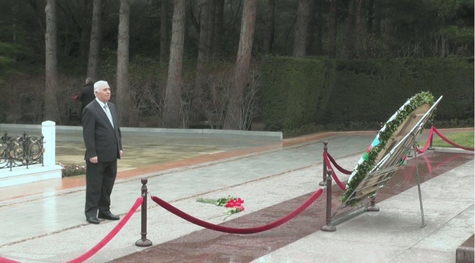 her-zaman-umummilli-lider-heyder-eliyevin-ruhu-qarshisinda-bash-eyirem