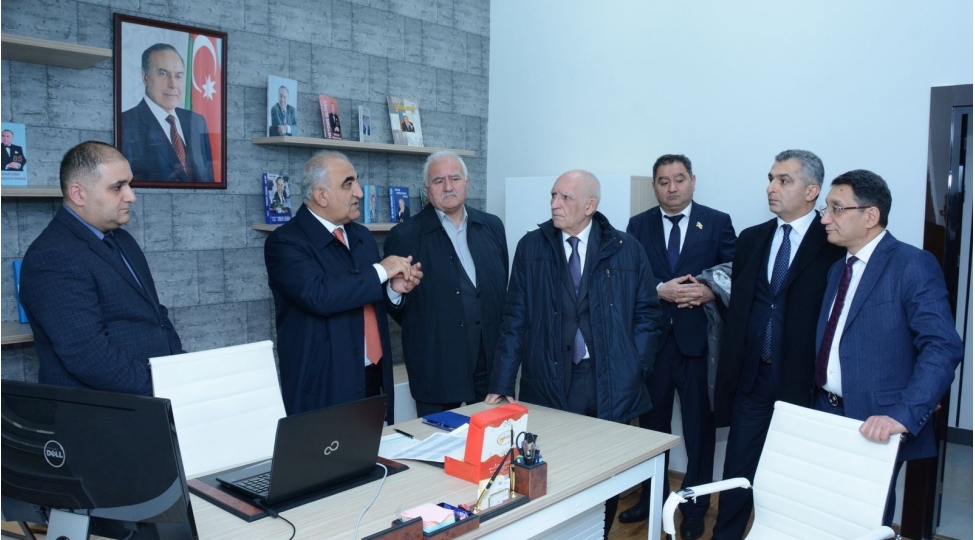 tehsil-nazirliyi-yaninda-ictimai-shuranin-uzvleri-unec-de-distant-dersleri-izleyibler