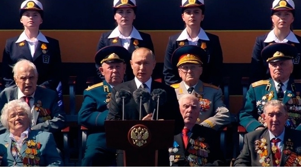 putin-qelebe-ugrunda-muxtelif-milletlerin-numayendeleri-vurushublar