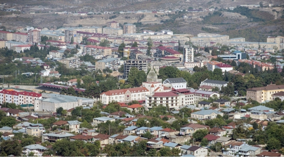 azerbaycanca-xosh-gelmisiniz-yazan-ermeni-qadin-doyuldu-foto