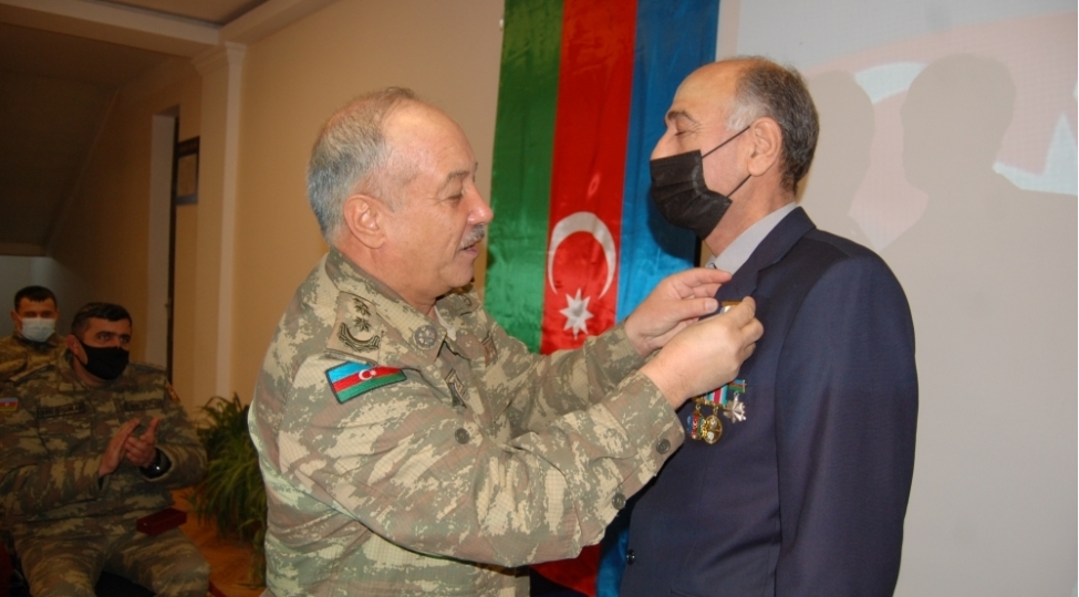 ehtiyatda-olan-mayora-azerbaycan-bayragi-ordeni-teqdim-edilib