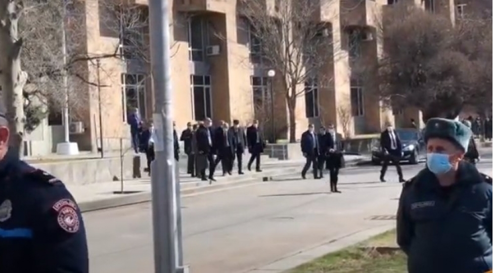 pashinyan-hokumet-binasini-bele-terk-etdi-nikol-xaindir
