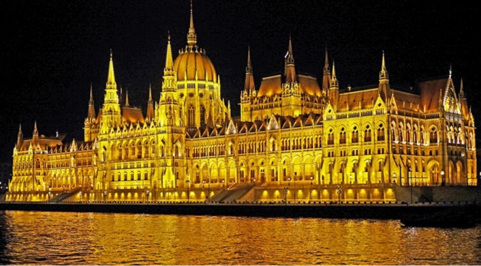 dunyanin-en-mohteshem-binalarindan-biri-macaristan-parlamenti-foto