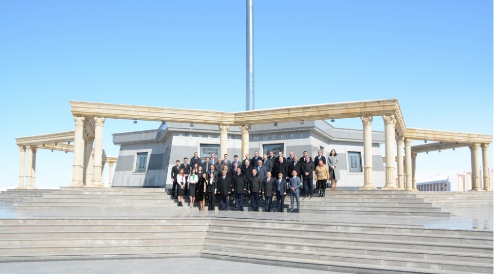 naxchivan-dovlet-universitetinin-kollektivi-dovlet-bayragi-muzeyinde-olub