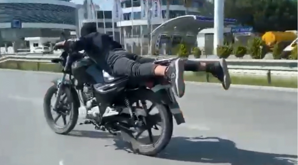 genclerin-motosikllerde-tehlukeli-gezintisi-kamerada