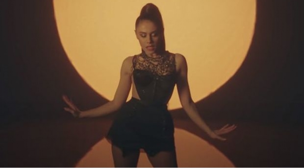 geyimi-eurovision-temsilchimizin-bedenini-taninmaz-hala-saldi-fotovideo