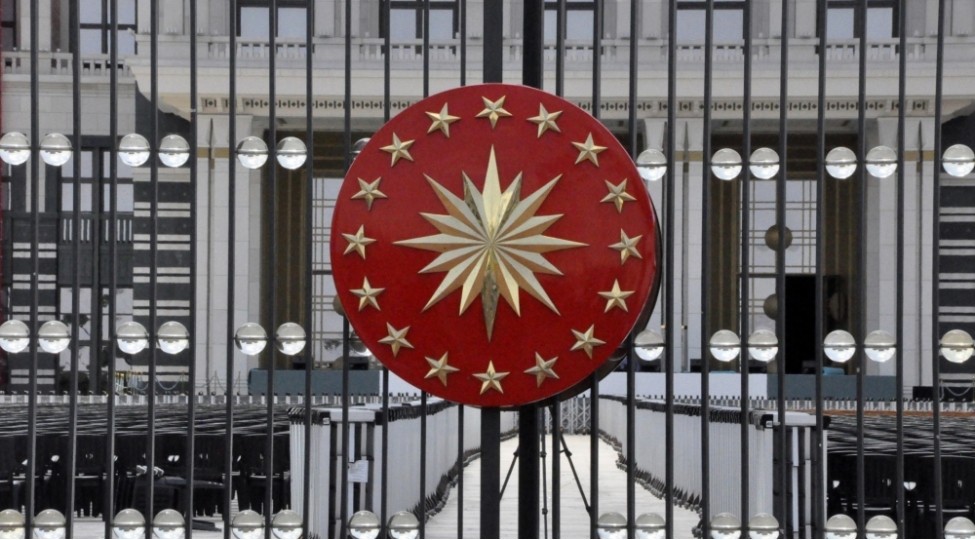 turkiye-pa-azerbaycan-bayraginin-yandirilmasi-vandalizm-ve-kutlevi-cahilliyin-tezahurudur