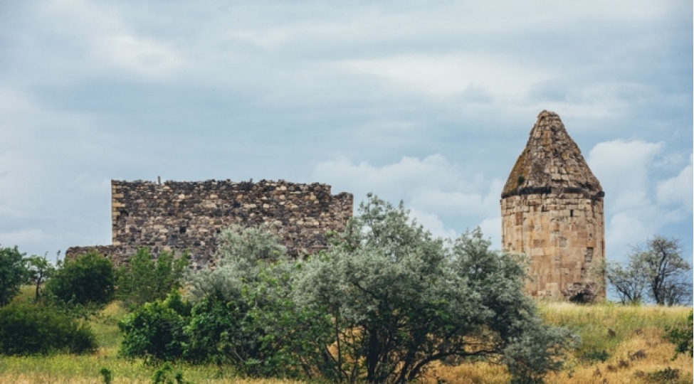 ermeni-vandalizmine-meruz-qalan-memmedbeyli-turbesi