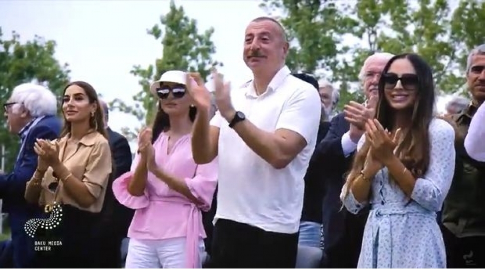 xaribulbul-festivalinda-ulu-onder-heyder-eliyevin-nitqi-ayaquste-alqishlanib-video