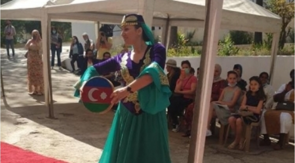 elcezairde-azerbaycan-milli-geyimi-ve-reqsi-teqdim-olunub