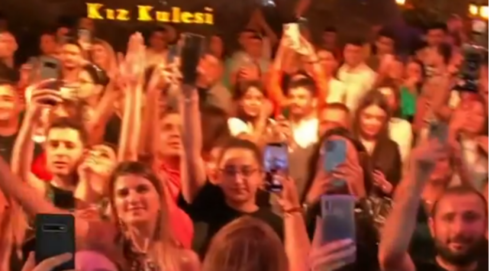 cecelinin-baki-konsertinde-karantin-qaydalari-pozuldu-video