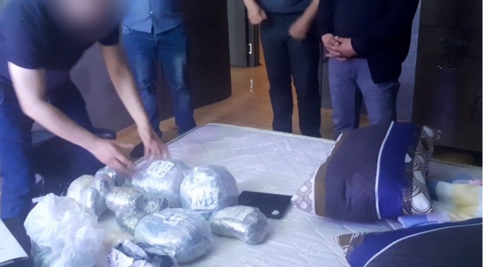 polis-emeliyyatlar-kechirdi-dovriyyeden-35-kq-narkotik-chixarildi-video