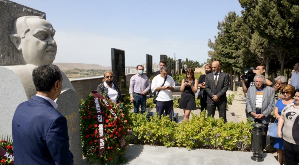 xalq-artisti-yashar-nurinin-mezari-ziyaret-olunub