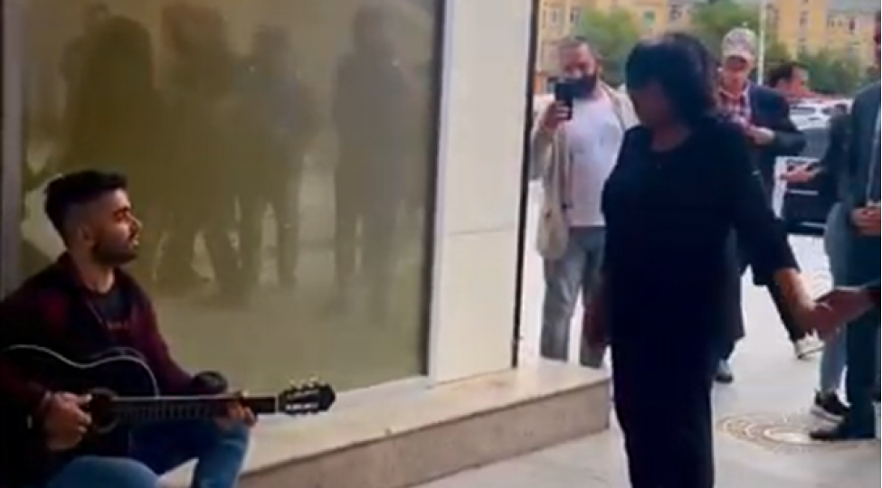 flora-kerimova-kuche-musiqichisi-ile-mahni-oxudu-video