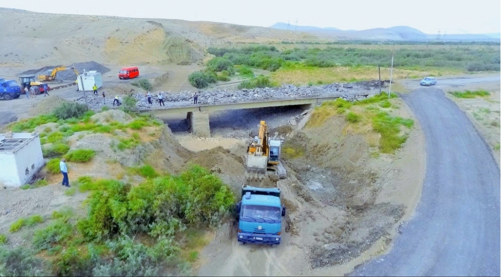 pirekeshkul-qesebesine-geden-yol-yeniden-qurulur-foto