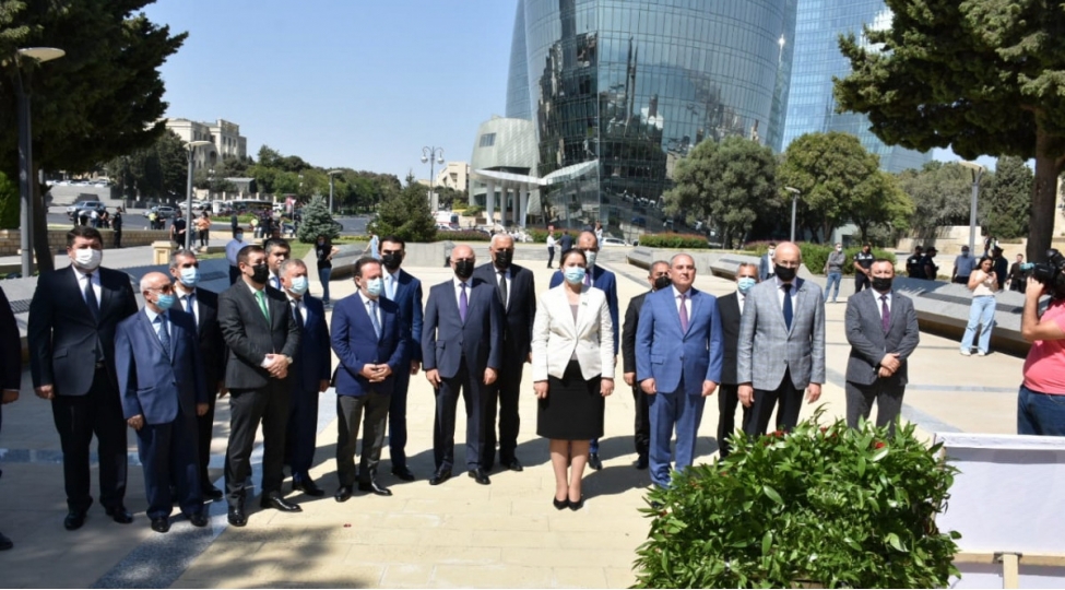 siyasi-partiyalarin-temsilchileri-bakida-turk-shehidliyini-ziyaret-edib