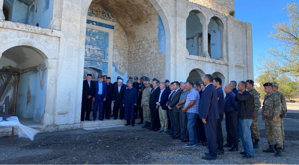 prezident-ilham-eliyevin-xalqa-muracieti-agdam-cume-mescidinin-qarshisinda-dinlenilib