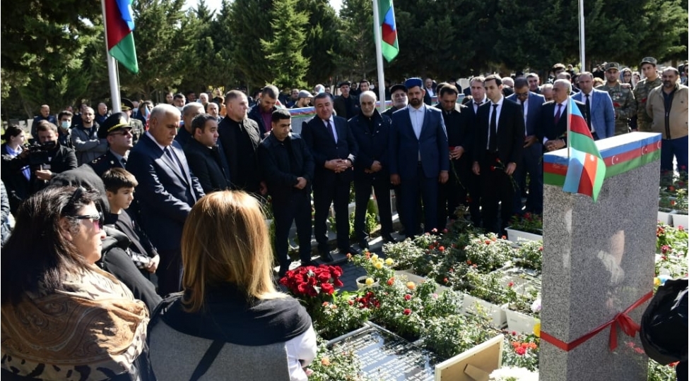 veten-muharibesi-shehidlerinin-mezarlari-ziyaret-edilib